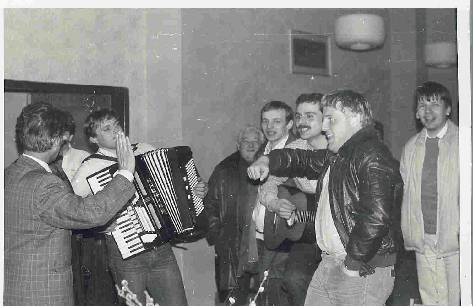 Závěrečná harmoniková tuš - řídí domkář z Hradce -1987.jpg