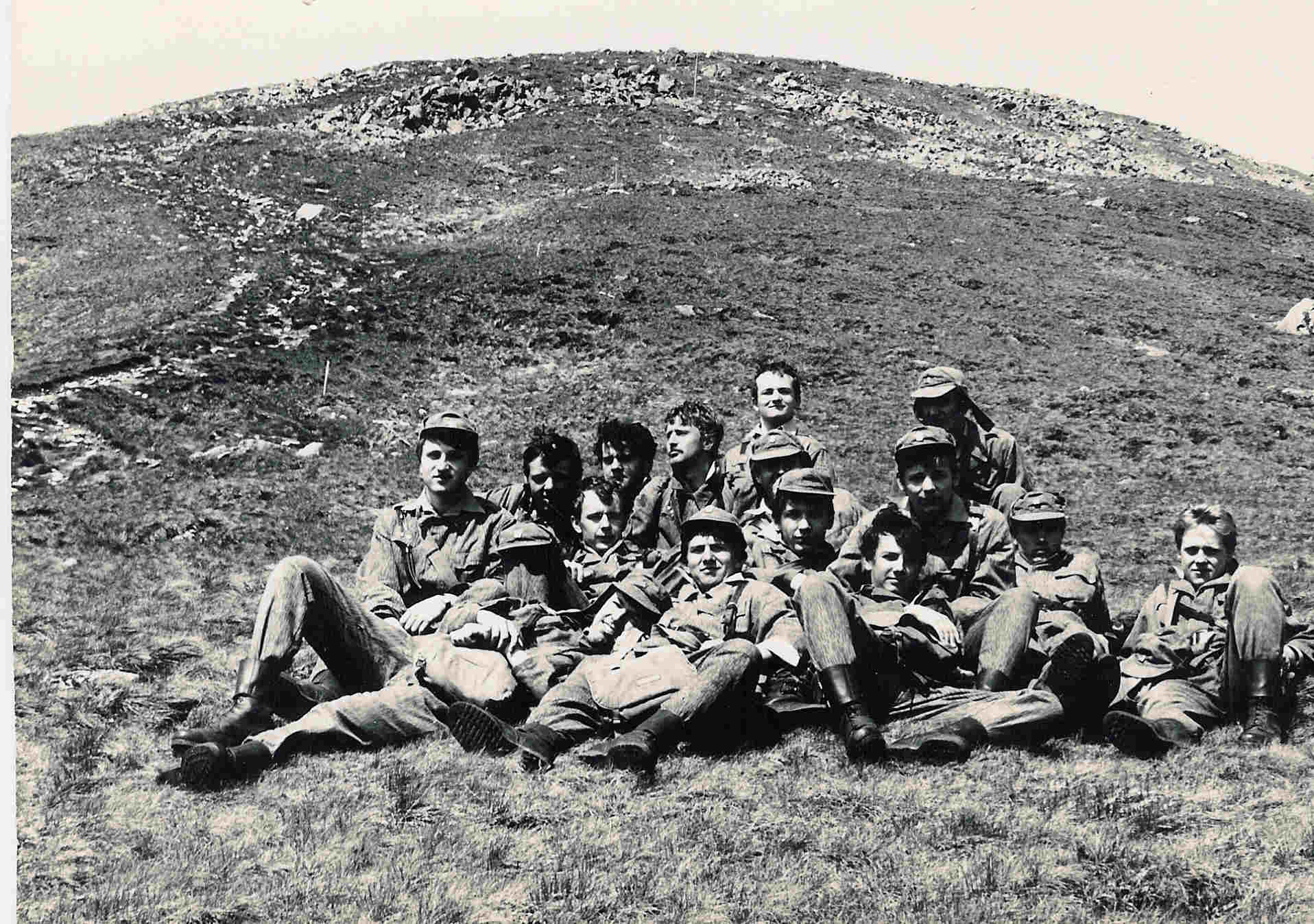 Skupinové foto na Dukle 1985.jpg