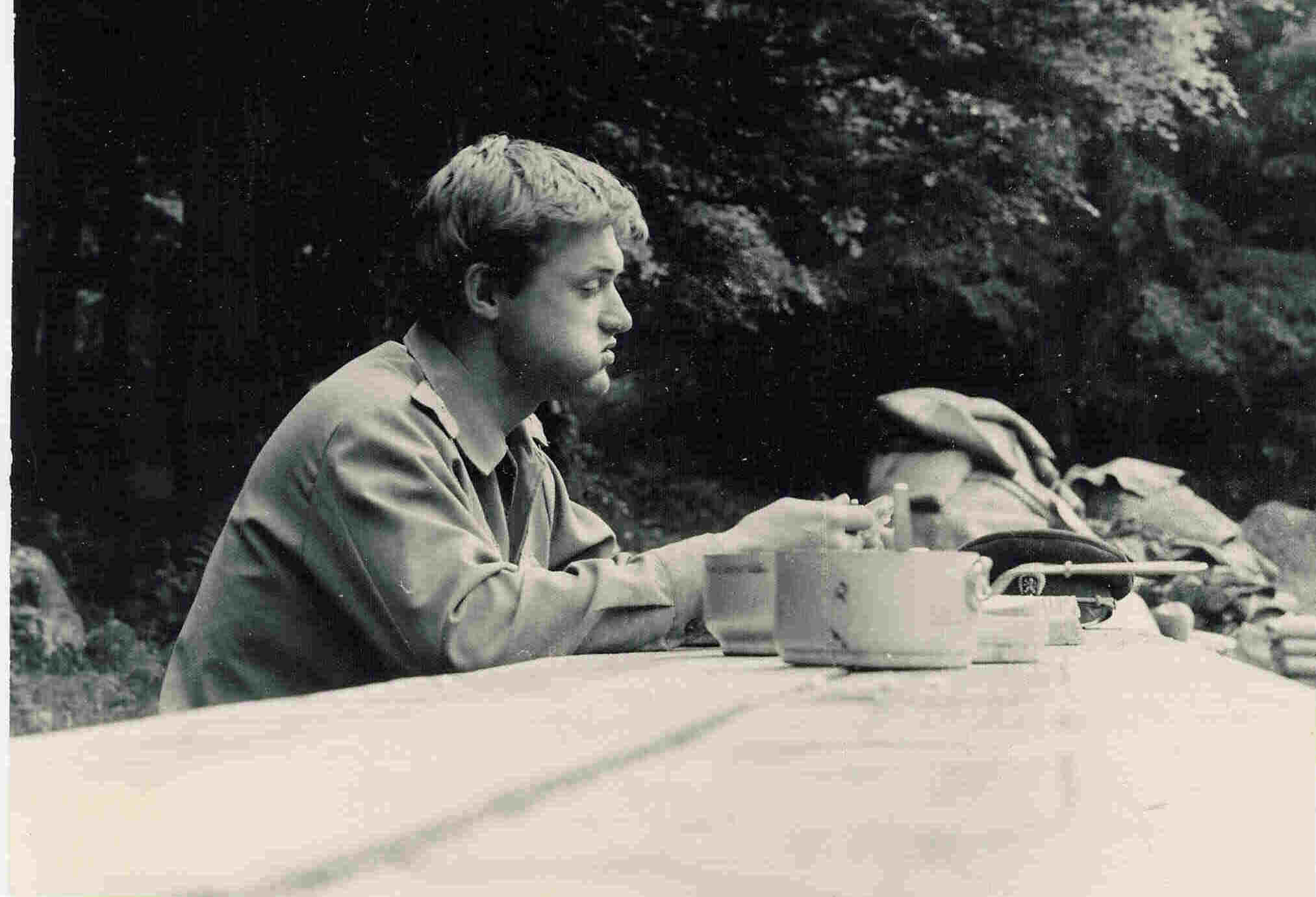 rtm. Mácha Radek obědvá na Dukle 1985.jpg