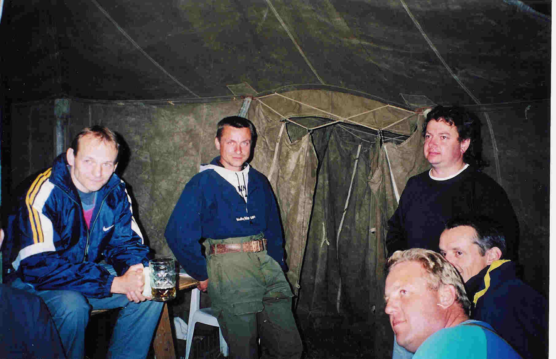 Sraz 2002 - Porada ve stanu ohledně naražení dalšího sudu.jpg