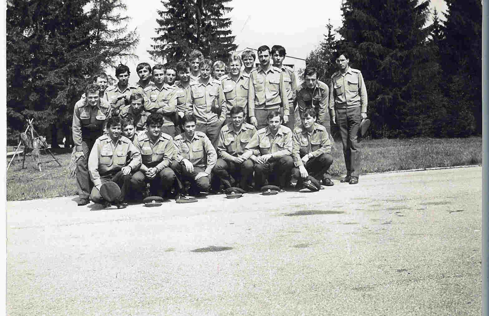 Skupinové foto celé čety - po cestách bojů 1985.jpg