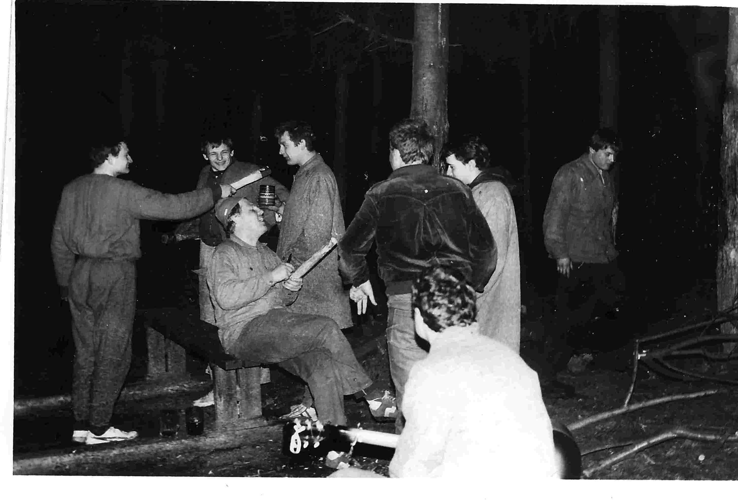 U sudu v lese - interview po státnicích -1987.jpg