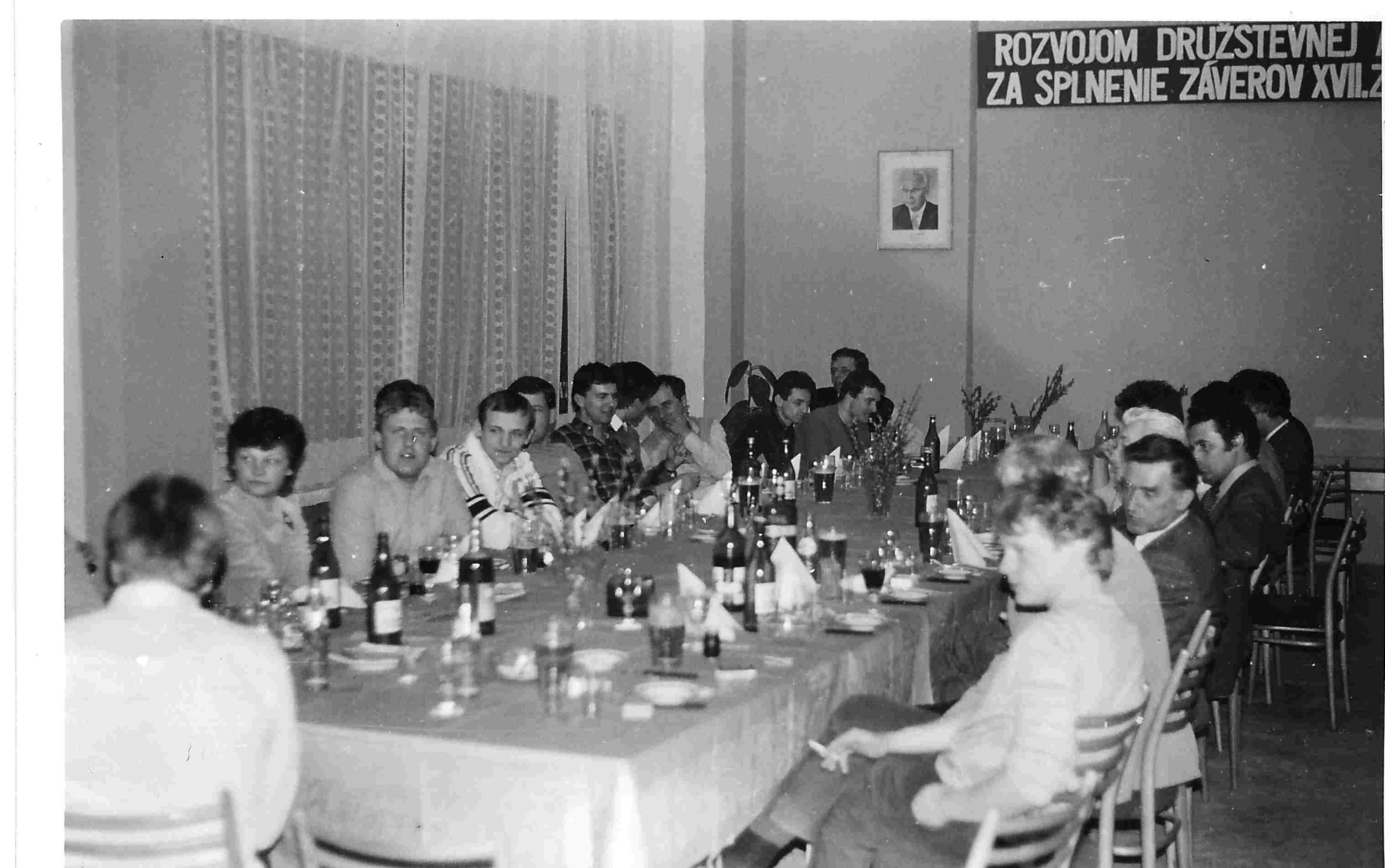 Kompletní osazenstvo rozlučka V-1987.jpg