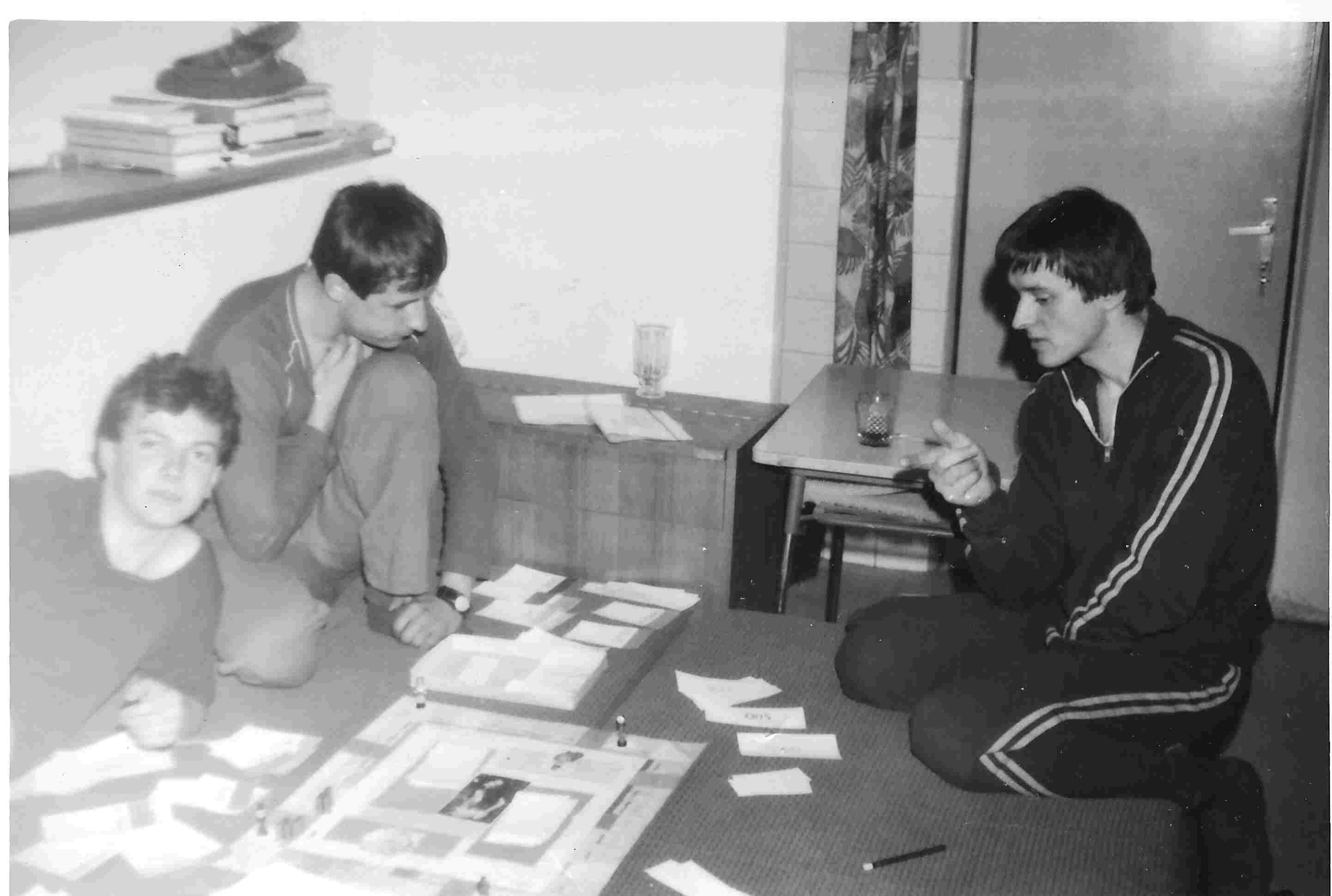 Ben+Zajíc+Pepe ři hře monopoly-internát Vlčince 1985.jpg